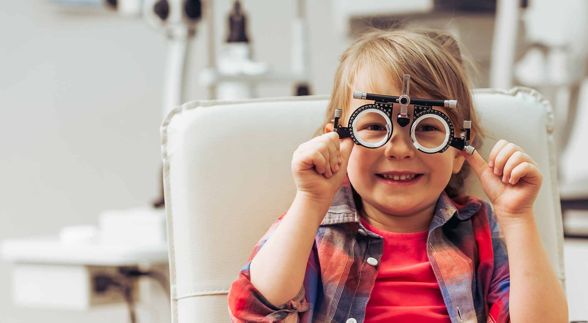 10 зрения у ребенка. Дети с нарушением зрения. Офтальмология дети. Зрение у детей. Миопия у детей.